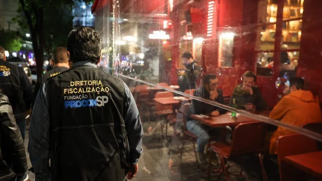 Procon-SP e Polícia Civil Intensificam Fiscalização Contra Venda de Bebida Alcoólica Adulterada na Capital Paulista