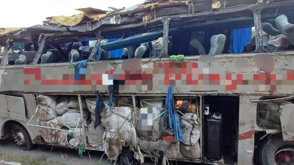 A Devastadora Consequência do Acidente em Pernambuco: Imagens Revelam Danos no Ônibus com Vítimas Fatais